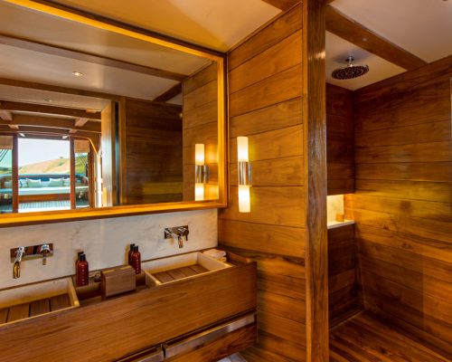 Amandira,-Indonesia-–-Cabin-Bathroom_Office_3056
